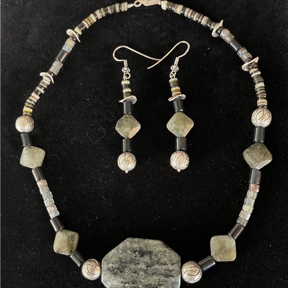 Hand Crafted  One of a Kind Choker Set in Agate/Labradorite/Shell/Coral & Silver - Picture 2 of 7